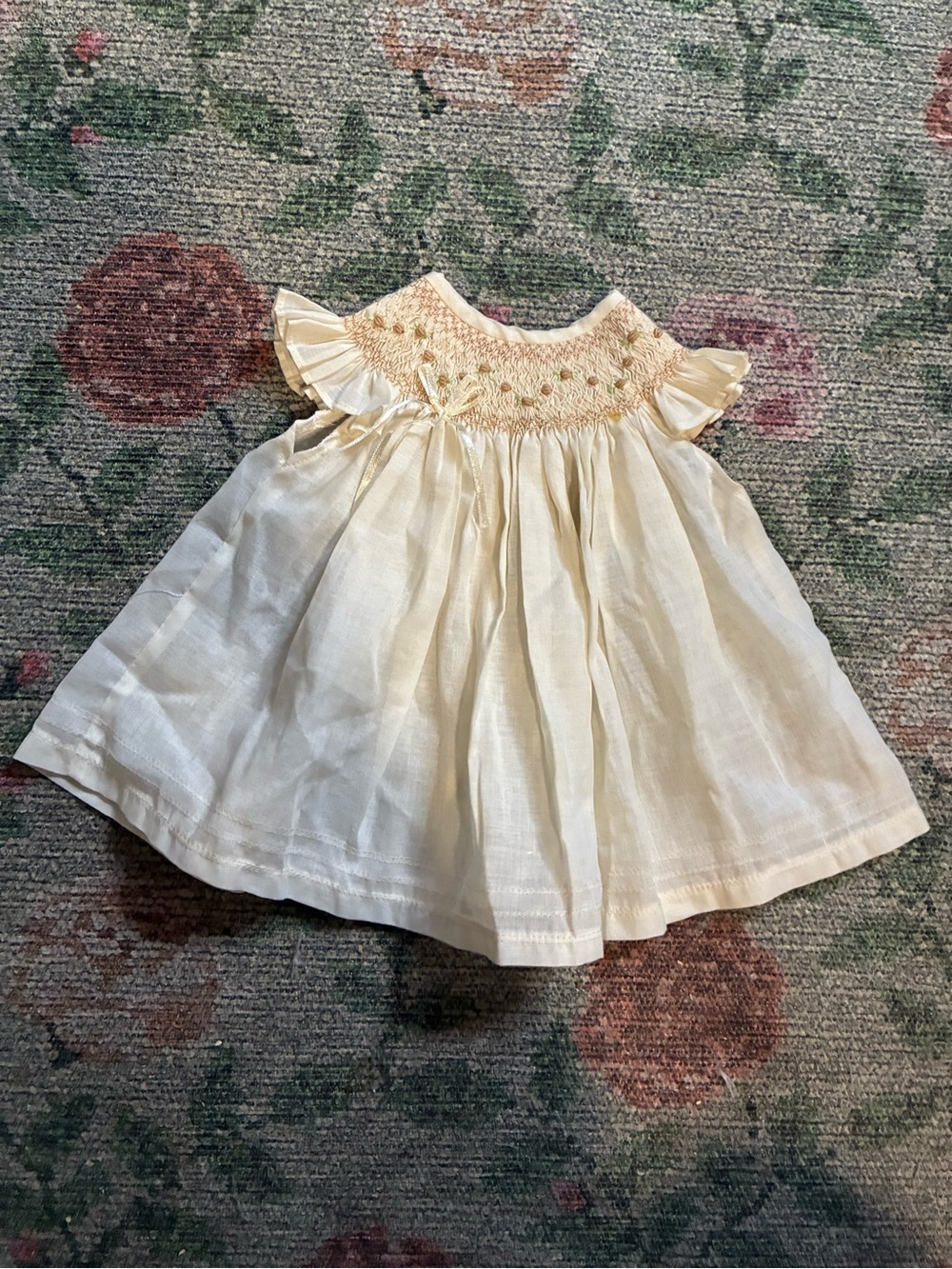 Sweetest little cream baby vintage dress 3-6 months 💘💐
Sweet bow, florals